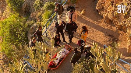 Девушка упала со скалы, делая селфи в турецкой Анталье.