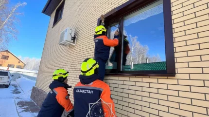 Петропавлда үйде жалғыз қамалып қалған 5 жасар қыз құтқарылды