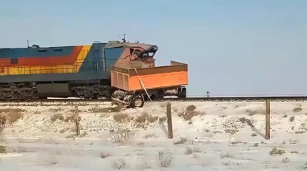 Грузовик спровоцировал крушение поезда в Атырауской области