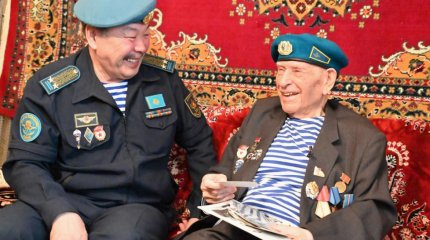 Ардагер десантшы қазақстандықтарды Алғыс айту күнімен құттықтады