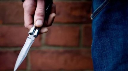 Астанада белгісіз ер адам көшеде жүргіншіні пышақпен қуған