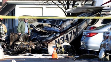 В США самолет рухнул на парковку рядом с домом престарелых