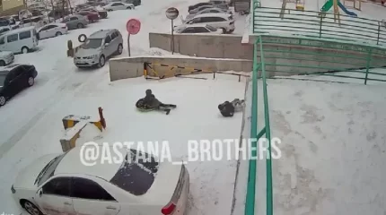 Астанада тұрғын үйдің пандусынан сырғанаған 10 жасар баланы көлік басып кетті