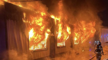 Ночной пожар уничтожил торговые бутики в Рудном