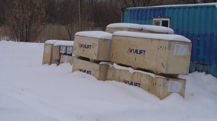 Лифты для кардиоцентра стоимостью 76 миллионов тенге несколько месяцев лежат под снегом в Уральске