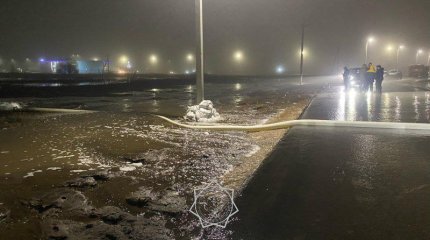 Дорогу в Уральске залило талыми водами ночью