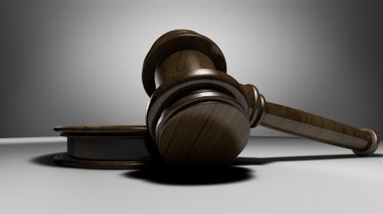 Повредила монитор и выбила дверь: женщины устроили погром в суде Атырау