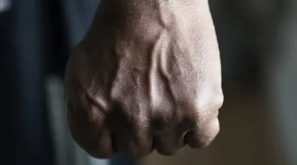 Шымкентте 77 жастағы зейнеткерді ұрып, терезеден лақтырып жіберген