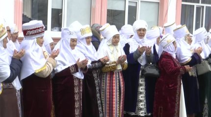 Ақтөбеде көрісу мерекесіне орай 100 ене мен 100 келін шеруі өтті