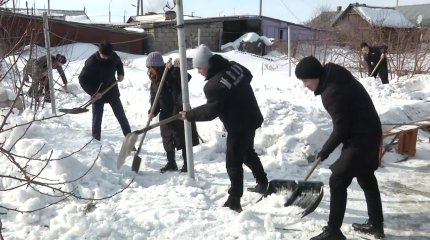 В городе Шахтинск ученики общеобразовательных школ помогают труженикам тыла очищать дворы от снега