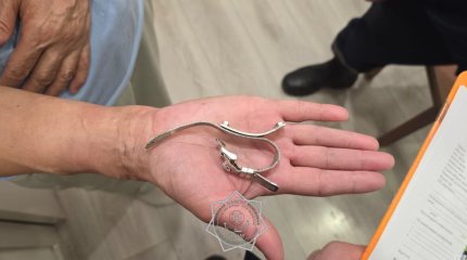 Астанчанка вызвала спасателей из-за проблемы с браслетом