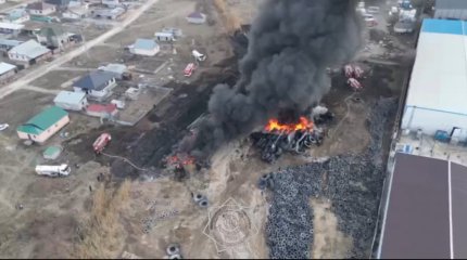 Глава МЧС лично руководит тушением пожара на заводе в Алматинской области