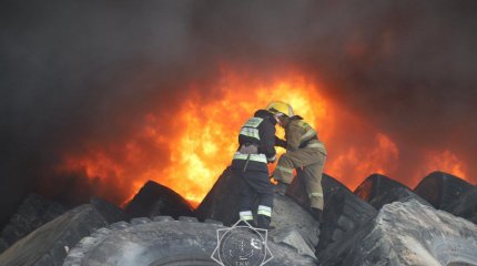 Дознаватели устанавливают причину пожара на шинном заводе в Алматинской области