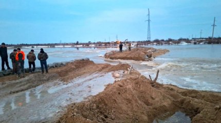 Село оказалось отрезаным от мира из-за паводка в Актюбинской области