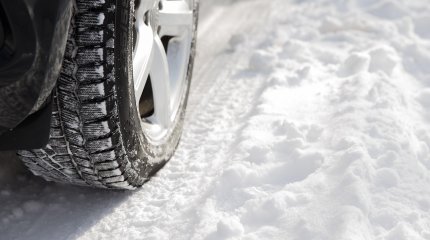 Буран заморозил трассу в области Абай, людей спасли военные