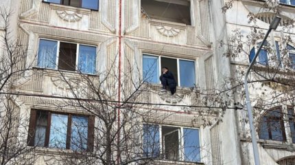 Женщина пыталась спрыгнуть с четвёртого этажа в Алматы