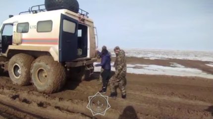 Гражданка Нидерландов застряла в грязи в Костанайской области (ВИДЕО)