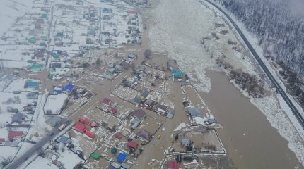 Людей эвакуируют из затопленного города в граничащей с Казахстаном российской области
