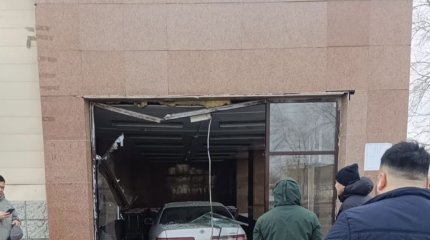 Павлодарец на легковушке протаранил супермаркет