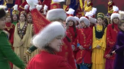 Ақтөбеде екі мыңнан астам адам көшеге ұлттық киіммен шықты