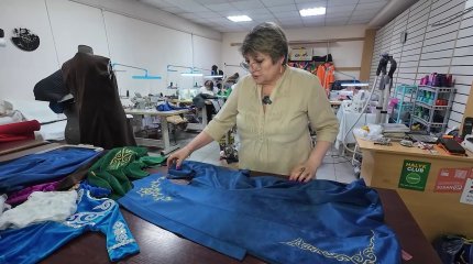 Сельчанка более 18 лет занимается пошивом национальной одежды в СКО