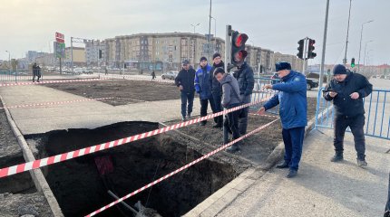 Огромный провал образовался на оживленном перекрёстке в Актобе