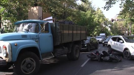 Алматыда 19 жастағы мопедші бетон араластырғыш жүк көлігінің астында қалып, көз жұмды