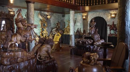 Историю Казахстана в скульптурах из дерева создает мастер из Усть-Каменогорска