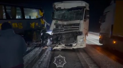 Пассажирский автобус и грузовик столкнулись на закрытой трассе в Актюбинской области