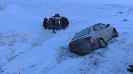 Два авто с иностранцами слетели в кювет в Костанайской области