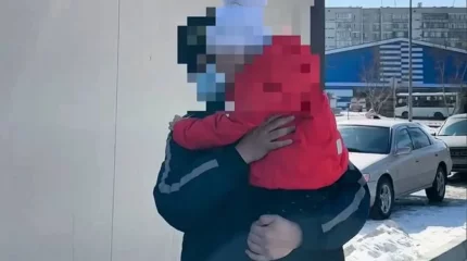 Семейде жол жиегінде қараусыз жүрген бес жасар қыз табылды