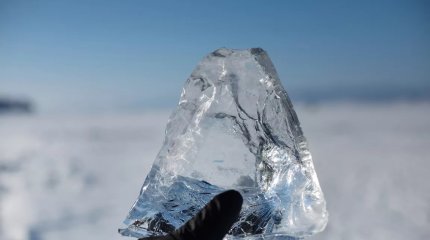 Куском льда по голове: мужчина ограбил женщину в ВКО