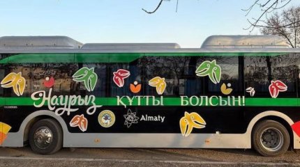 Алматыда қоғамдық көліктер Наурыз мерекесіне орай безендірілді