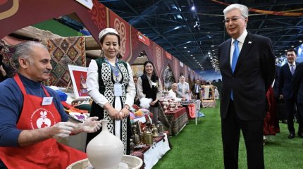 Президент осмотрел ярмарку ремесел в этноауле в Астане