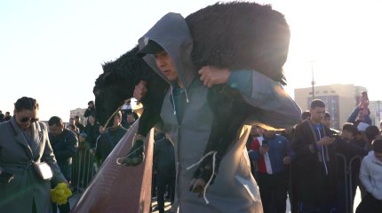 Атыраулық мықтылар қой көтеруден сайысты