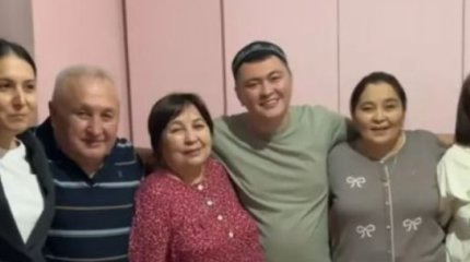 «Менің орнымда анам тұруы керек еді»: Дәулет Мұқаев әсерлі жазба жариялады