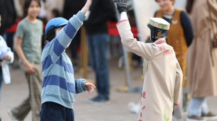 Алматыда роботтар қала тұрғындарын Наурыз мейрамымен құттықтап жүр