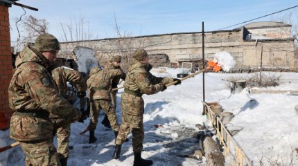 Тазару күні: гвардейцы очистили дворы ветеранов труда от снега