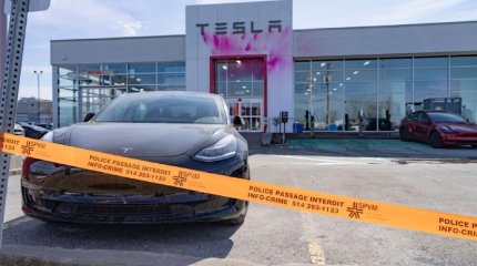 Американцы жгут автомобили Tesla в знак протеста