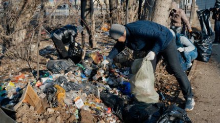Тазару күні: в Уральске активисты «Жастар Рухы» собрали 40 мешков мусора