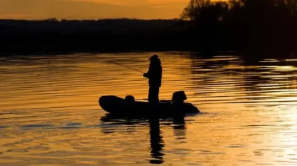 Жетісу облысында екі балықшы қайығымен бірге аударылып, суға батып кете жаздады