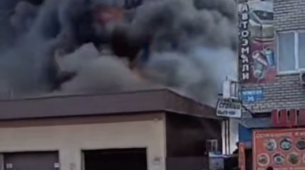 Крупный пожар в магазине автомасел тушат в Семее