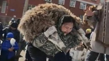 "Бұл мен үшін қалыпты жағдай": Қошқарды 100 рет көтерген әйел елді таңқалдырды