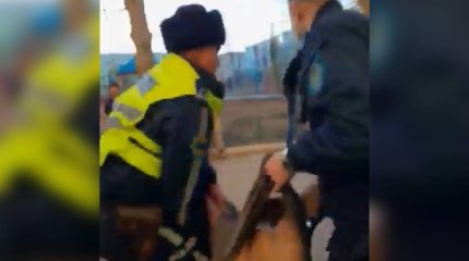 Полицейлер өрт шыққан пәтерде ес-түссіз қалған ер адам мен жас баланы құтқарды