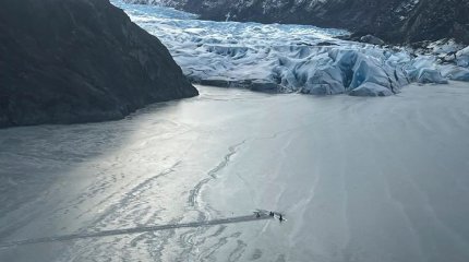 12 часов на крыле посреди замёрзшего озера: семья выжила после падения самолёта