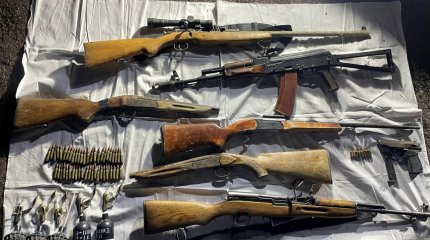 Иностранец в обшивке авто ввозил оружие в Казахстан