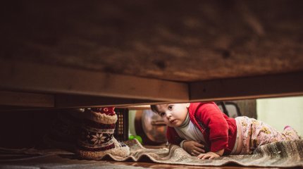 Ребенок в США сказал няне про «монстра» под кроватью. Она нашла там незнакомца