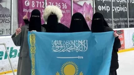 Қазақстан туына қорлық көрсеткен қыздар қамаудан босатылды