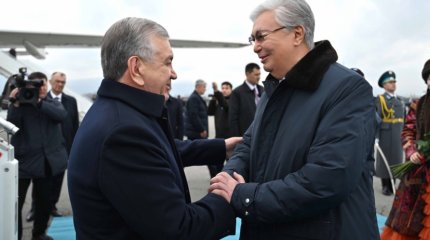 Токаев встретил Мирзиёева в аэропорту Алматы