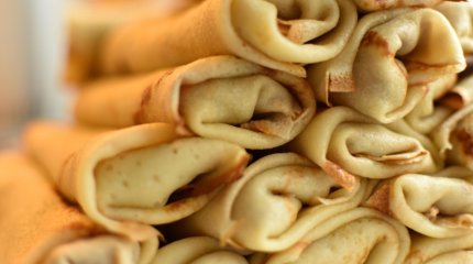 «Запихивала в горло»: женщина умерла после поедания блинов на скорость